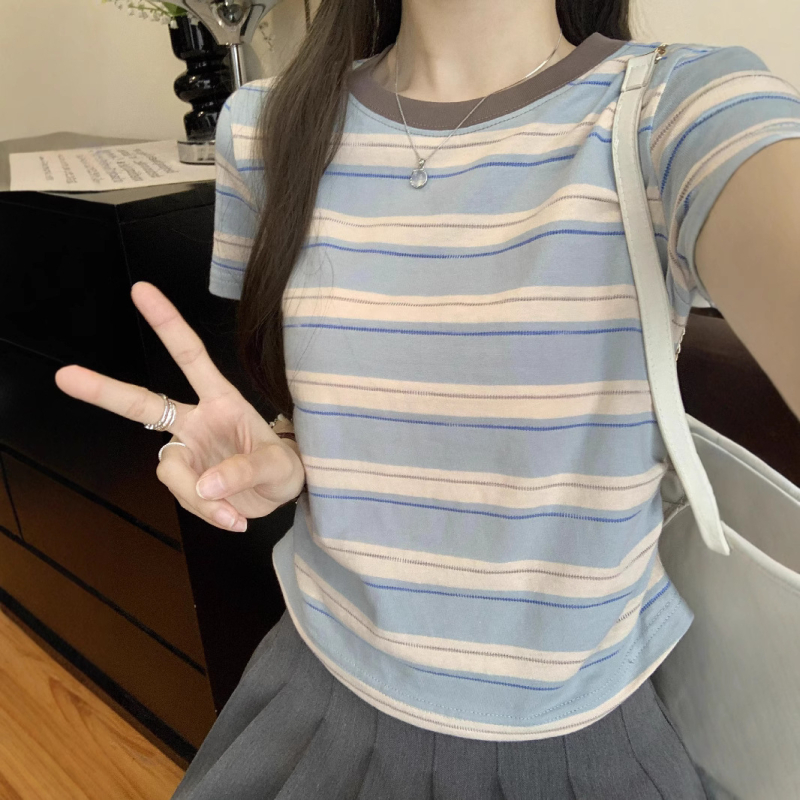 Milk Silk anyagú póló csíkos/kockás mintával, digitális nyomtatás, karcsú szabás, kerek nyakú