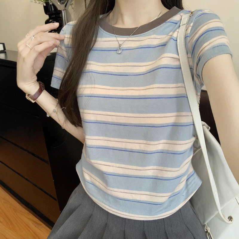 Milk Silk anyagú póló csíkos/kockás mintával, digitális nyomtatás, karcsú szabás, kerek nyakú