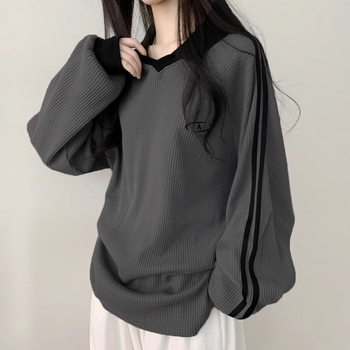 Női waffle anyagú felső, polo gallérral, hímzett részletekkel, hosszú ujjú.