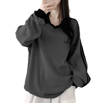 Női waffle anyagú felső, polo gallérral, hímzett részletekkel, hosszú ujjú.