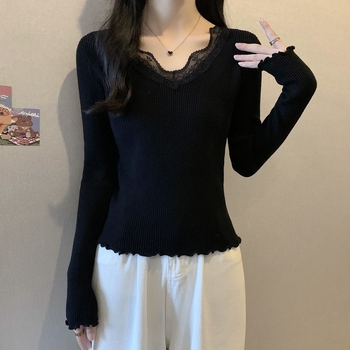 Tricou cu mâneci lungi, croială oversize, decolteu în V, viscoză 90–95% cu dantelă și broderie