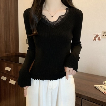 Tricou cu mâneci lungi, croială oversize, decolteu în V, viscoză 90–95% cu dantelă și broderie