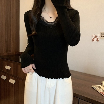 Tricou cu mâneci lungi, croială oversize, decolteu în V, viscoză 90–95% cu dantelă și broderie