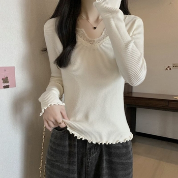 Tricou cu mâneci lungi, croială oversize, decolteu în V, viscoză 90–95% cu dantelă și broderie