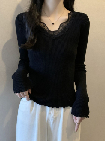 Tricou cu mâneci lungi, croială oversize, decolteu în V, viscoză 90–95% cu dantelă și broderie