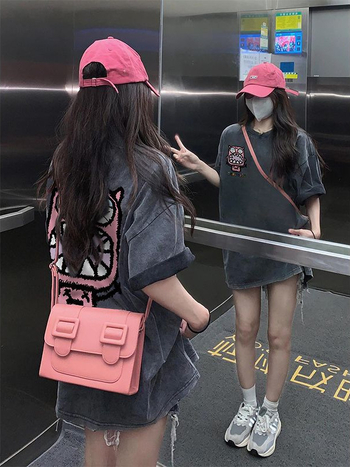 Pamut póló anime mintával, laza fazon, kerek nyakú, rövid ujjú, középhosszú