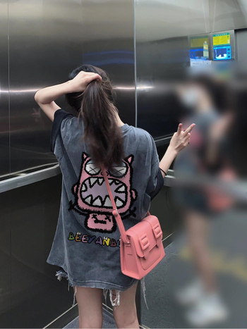 Pamut póló anime mintával, laza fazon, kerek nyakú, rövid ujjú, középhosszú