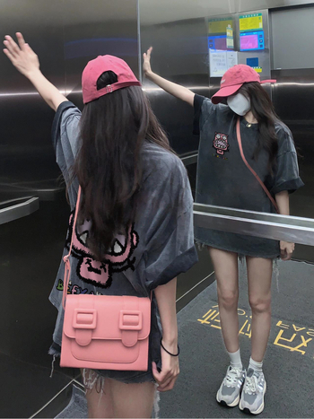 Pamut póló anime mintával, laza fazon, kerek nyakú, rövid ujjú, középhosszú