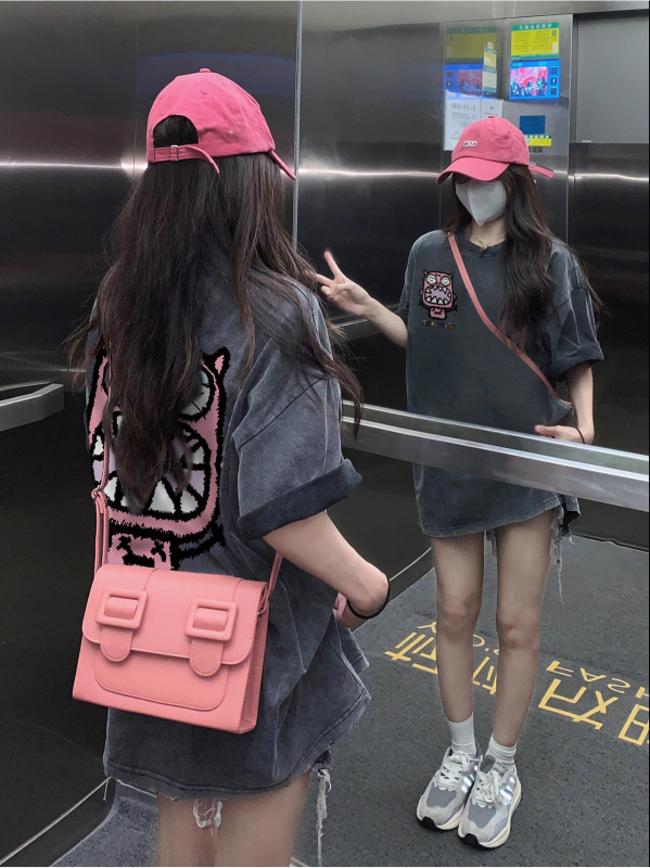 Pamut póló anime mintával, laza fazon, kerek nyakú, rövid ujjú, középhosszú