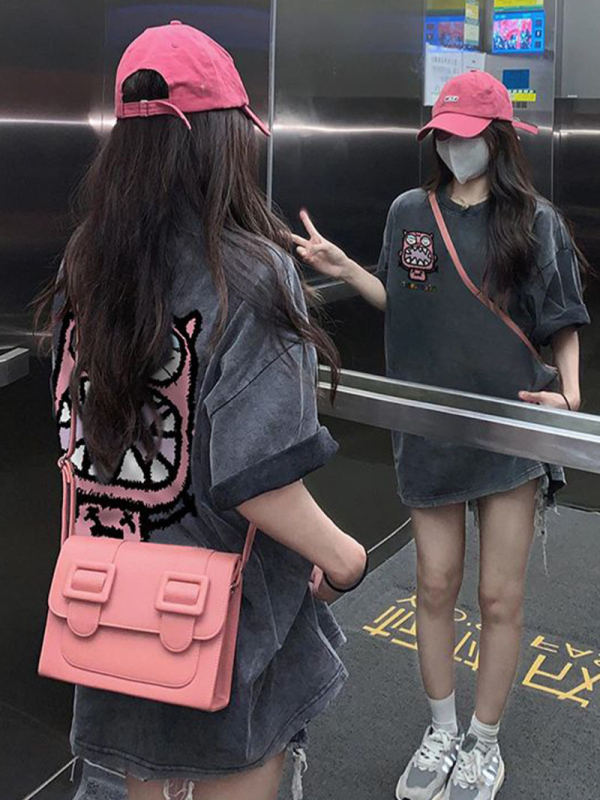 Pamut póló anime mintával, laza fazon, kerek nyakú, rövid ujjú, középhosszú