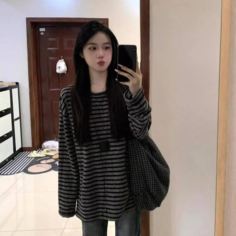 Kapucnis csíkos hosszú ujjú póló – laza szabás, poliészter 90–95% + 30% alatt Spandex, kerek nyak