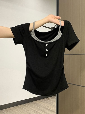 Póló hamis kétdarabos dizájnnal, halterneck nyakkal, rövid ujjú, karcsúsított szabás, egyszínű poliészter anyag