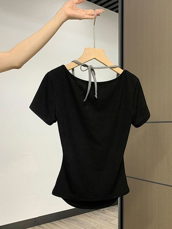 Póló hamis kétdarabos dizájnnal, halterneck nyakkal, rövid ujjú, karcsúsított szabás, egyszínű poliészter anyag