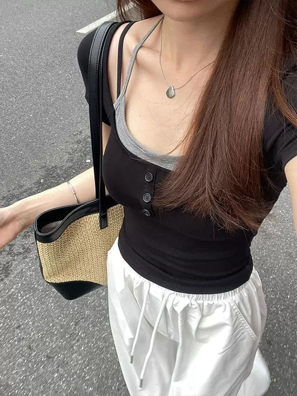 Póló hamis kétdarabos dizájnnal, halterneck nyakkal, rövid ujjú, karcsúsított szabás, egyszínű poliészter anyag