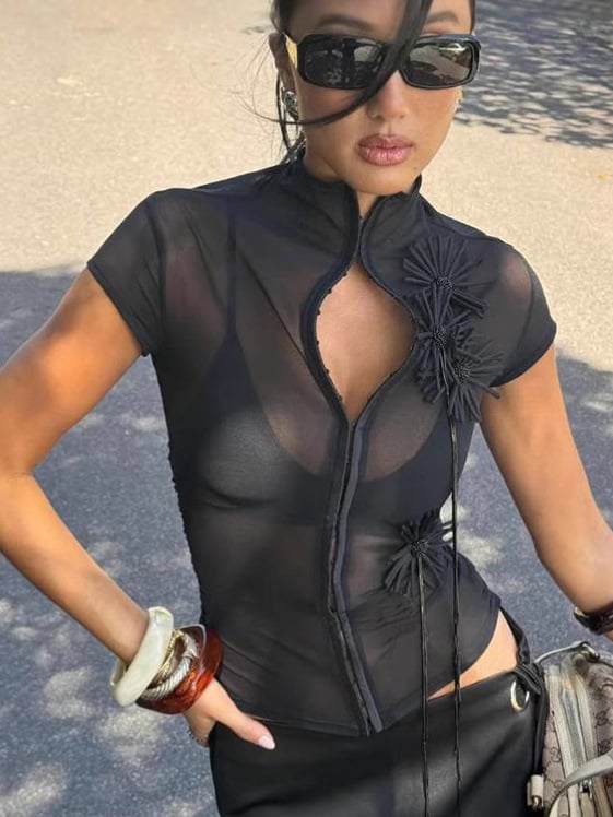 Cardigan-stílusú póló virágmintával, magas gallér, rövid ujj, poliészter anyag.