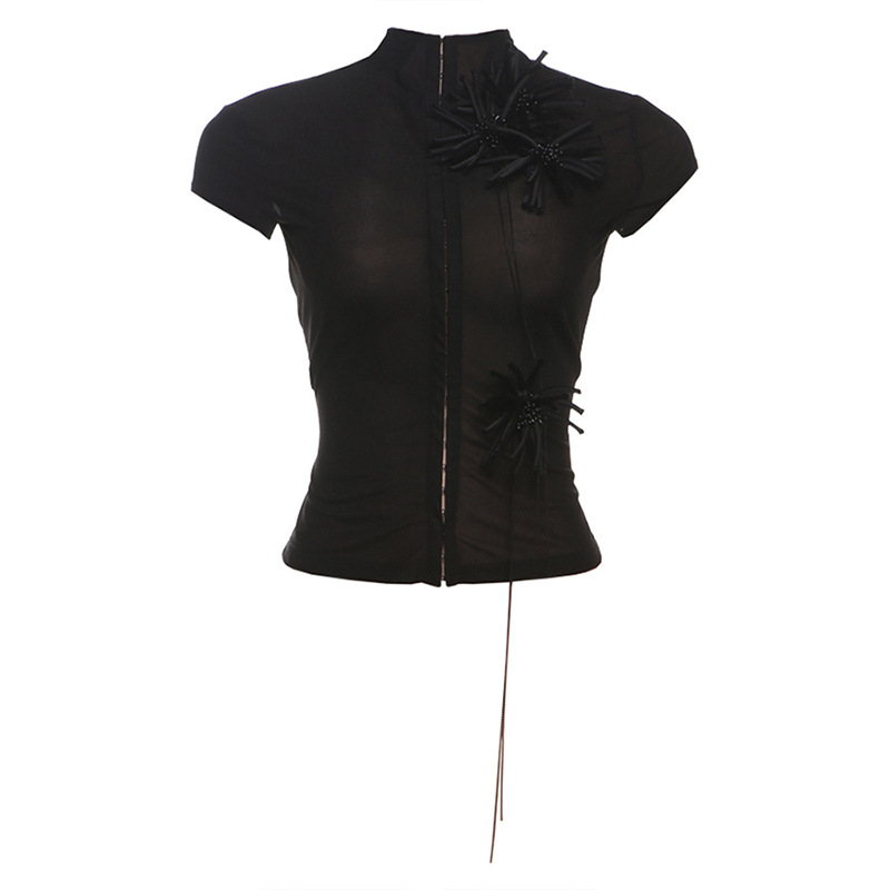 Cardigan-stílusú póló virágmintával, magas gallér, rövid ujj, poliészter anyag.