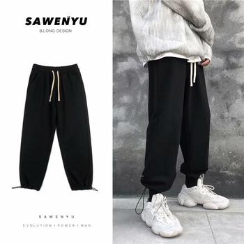 Kényelmes sportnadrág, lazán szabott, középmagas derék, zsinórzárás, 95% poliészter