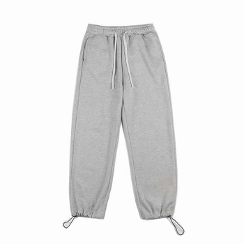 Kényelmes sportnadrág, lazán szabott, középmagas derék, zsinórzárás, 95% poliészter