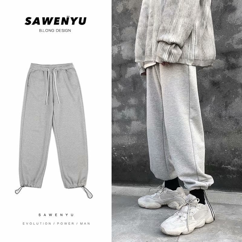 Kényelmes sportnadrág, lazán szabott, középmagas derék, zsinórzárás, 95% poliészter