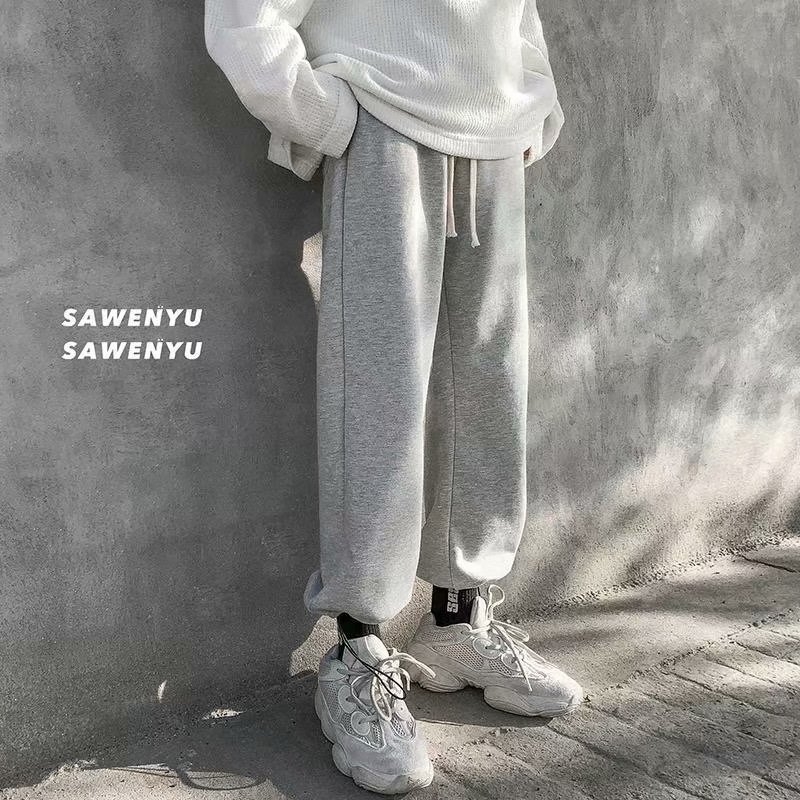 Kényelmes sportnadrág, lazán szabott, középmagas derék, zsinórzárás, 95% poliészter