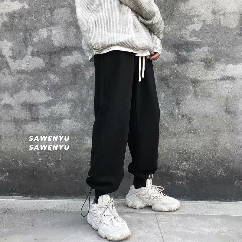 Kényelmes sportnadrág, lazán szabott, középmagas derék, zsinórzárás, 95% poliészter