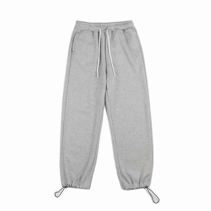 Kényelmes sportnadrág, lazán szabott, középmagas derék, zsinórzárás, 95% poliészter