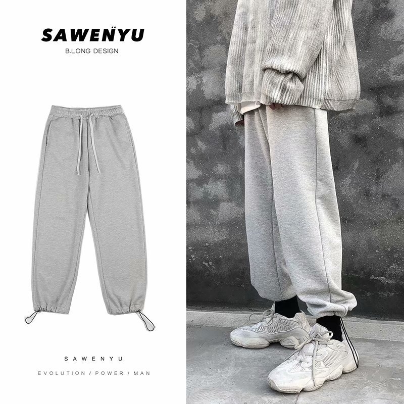 Kényelmes sportnadrág, lazán szabott, középmagas derék, zsinórzárás, 95% poliészter