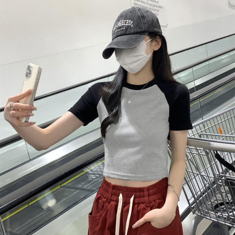 Футболка с цветни блокове, къс ръкав, слим фит, кръгло деколте, памук-еластан