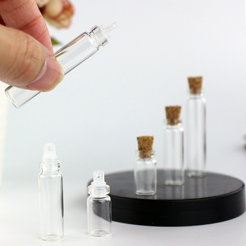 Prozirna staklena bočica za uspomenu novorođenčeta: pupčana vrpca, mliječni zubi i plodna dlaka