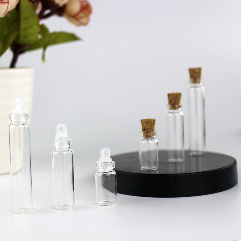 Prozirna staklena bočica za uspomenu novorođenčeta: pupčana vrpca, mliječni zubi i plodna dlaka