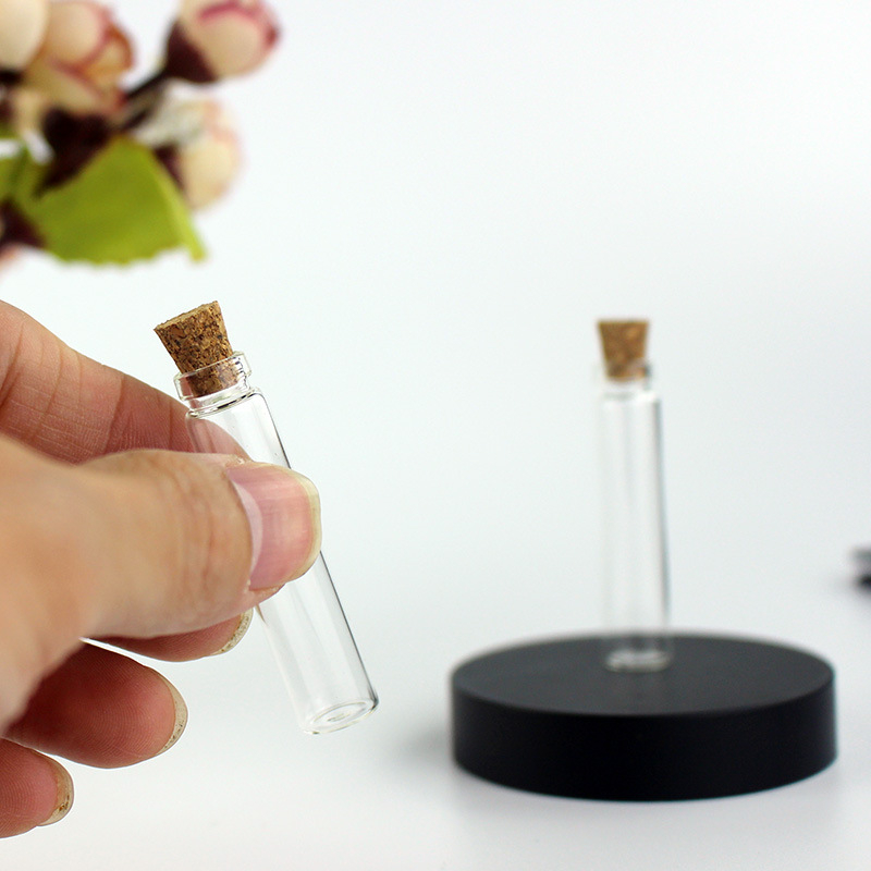 Prozirna staklena bočica za uspomenu novorođenčeta: pupčana vrpca, mliječni zubi i plodna dlaka