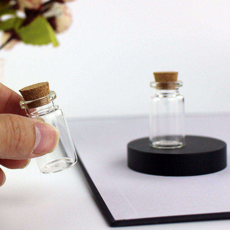 Prozirna staklena bočica za uspomenu novorođenčeta: pupčana vrpca, mliječni zubi i plodna dlaka