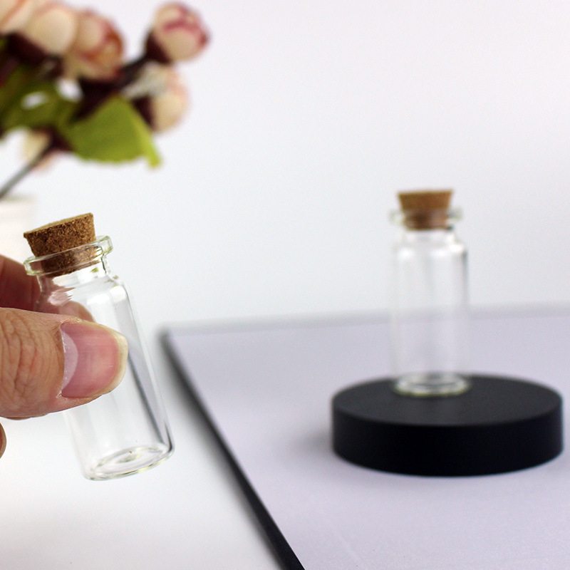 Prozirna staklena bočica za uspomenu novorođenčeta: pupčana vrpca, mliječni zubi i plodna dlaka