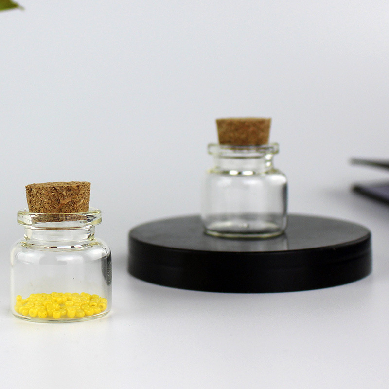 Prozirna staklena bočica za uspomenu novorođenčeta: pupčana vrpca, mliječni zubi i plodna dlaka