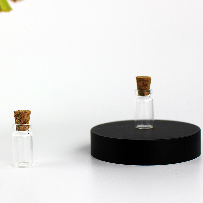 Prozirna staklena bočica za uspomenu novorođenčeta: pupčana vrpca, mliječni zubi i plodna dlaka