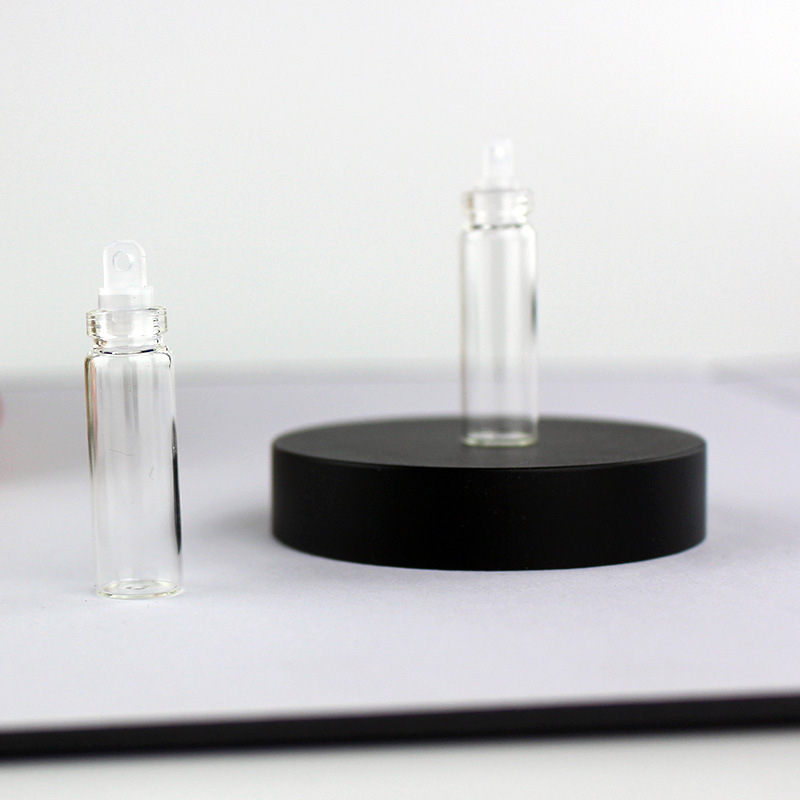 Prozirna staklena bočica za uspomenu novorođenčeta: pupčana vrpca, mliječni zubi i plodna dlaka