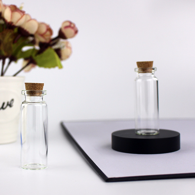 Prozirna staklena bočica za uspomenu novorođenčeta: pupčana vrpca, mliječni zubi i plodna dlaka