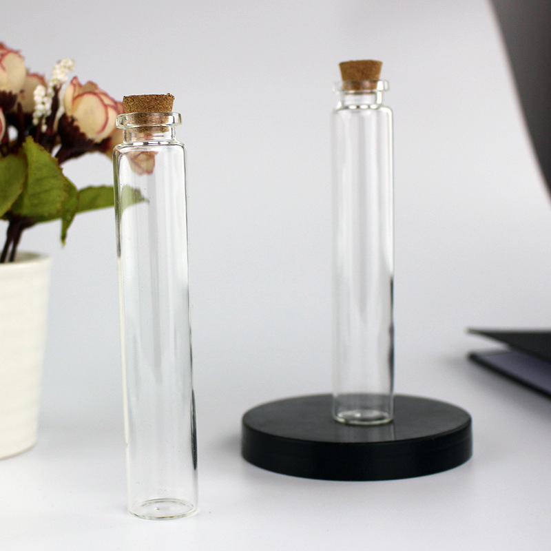 Prozirna staklena bočica za uspomenu novorođenčeta: pupčana vrpca, mliječni zubi i plodna dlaka