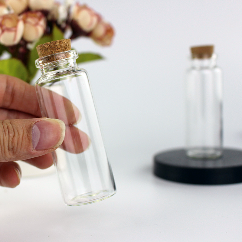 Prozirna staklena bočica za uspomenu novorođenčeta: pupčana vrpca, mliječni zubi i plodna dlaka