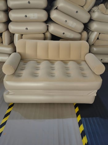 Napuhujući kauč-krevet za vanjsku upotrebu, dvostruka upotreba, sklopivi, PVC površina; ugrađena električna pumpa; težina 3,3 kg; nosivost 300 kg