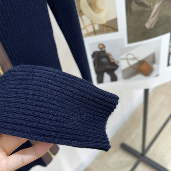 Ženski slim-fit pleteni kardigan sa stojećim ovratnikom, kožnim zatvaračem i ušivenim logotipom s slovima – retro mješavina vune i kašmira