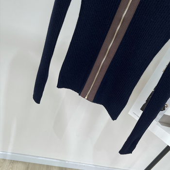 Ženski slim-fit pleteni kardigan sa stojećim ovratnikom, kožnim zatvaračem i ušivenim logotipom s slovima – retro mješavina vune i kašmira