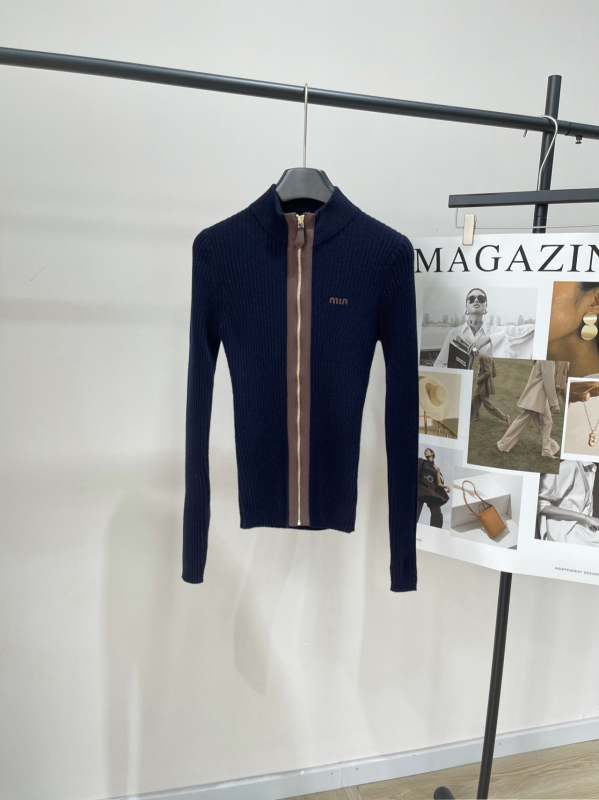 Ženski slim-fit pleteni kardigan sa stojećim ovratnikom, kožnim zatvaračem i ušivenim logotipom s slovima – retro mješavina vune i kašmira
