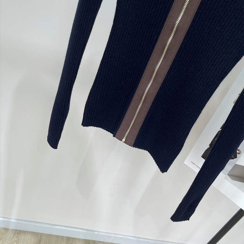 Ženski slim-fit pleteni kardigan sa stojećim ovratnikom, kožnim zatvaračem i ušivenim logotipom s slovima – retro mješavina vune i kašmira
