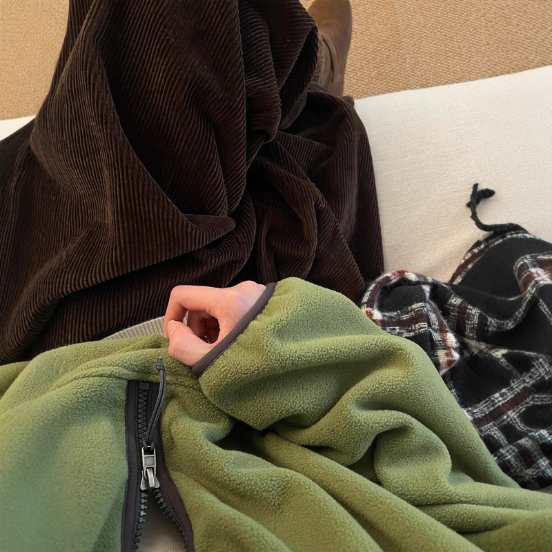 Flis pulover slobodnog kroja, stojeći ovratnik i zatvarač