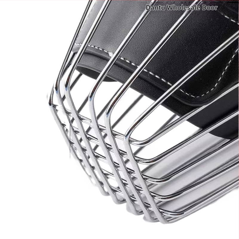 Kovová maska na psa s funkciou proti uhryznutiu a štekaniu; univerzálna veľkosť pre psy; umožňuje pitie vody.