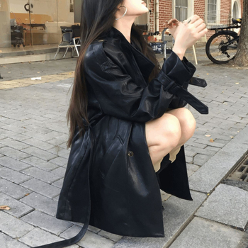 Ženska kožna jakna s visokim ovratnikom, remenom, dvostrukim kopčanjem sprijed, windbreaker stil, umjetna koža.