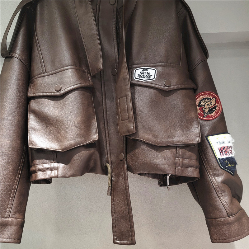 PU kožna jakna za žene – stojeći ovratnik, aplikacija s emblemom, vezani pojas, zatvarač, slobodan kroj