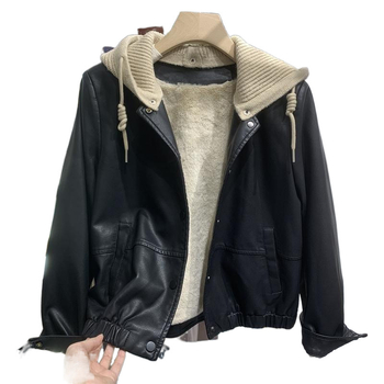 Ženska kožna jakna s kapuljom, podstavljena ovčjom vunom, kratka duljina, gradski stil, s tri gumba