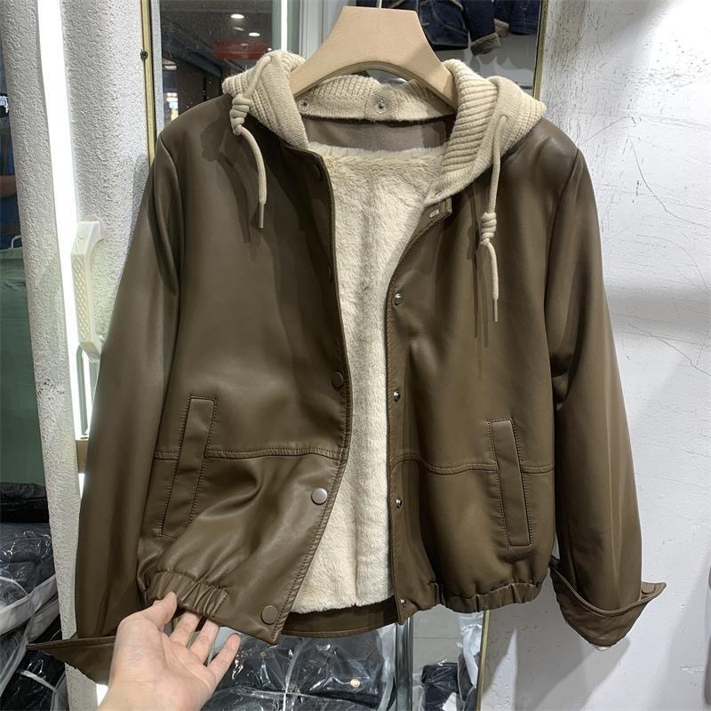 Ženska kožna jakna s kapuljom, podstavljena ovčjom vunom, kratka duljina, gradski stil, s tri gumba